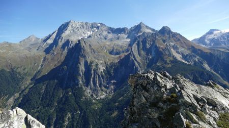 Vue vers Pointe de la Vuzelle, Grand Bec, Pointe du Vallonnet, Pointe du Creux Noir et Pointe de  Leschaux, depuis le Rocher de Villeneuve.