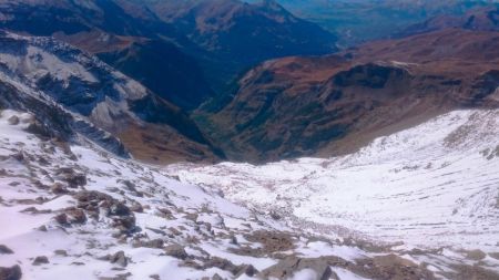 Depuis le sommet du Grand Pinier, vue plongeante sur le Vallon du Torrent de Blaisil filant vers Prapic