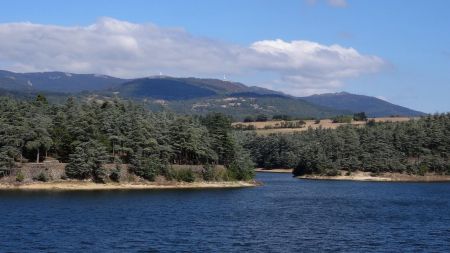 Le lac et les crêtes du Pilat.