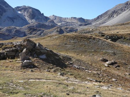 Un regard vers la caillasse du col de Chavière.