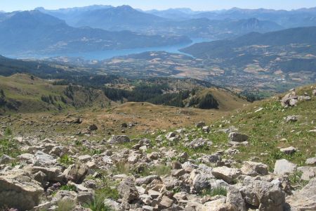 Vue sur la vallée en-dessous du col 