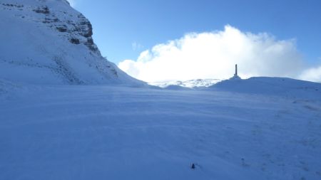 La stèle est en vue, le vent souffle fort 