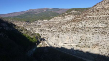 L’entrée des gorges de la Méouge, on aperçoit le pont Roman