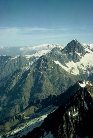 L’Aiguille du Plat de la Selle et au fond, le Massif des Grandes Rousses.