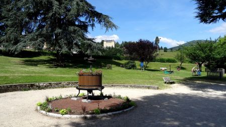 Traversée du jardin publicet ancien pressoir. 