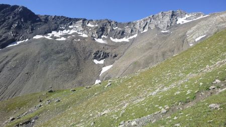 En haut à droite de la photo, le pic des Trois-Évêchés