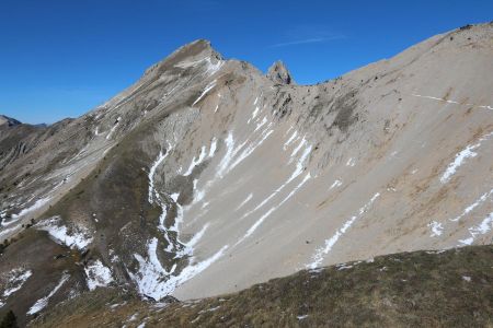 La Tête de Garnesier et le Roc de Garnesier derrière le pas de l’Agneau.