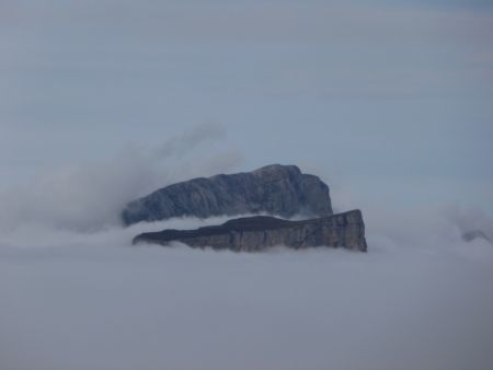 Zoom sur le Mont Aiguille et le Grand Veymont coté Vercors