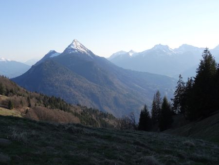 Vue du col sur la dent de Cons et les Bauges.