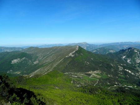 La Montagne de Raton et en arrière-plan, Angèle la montagne interdite.