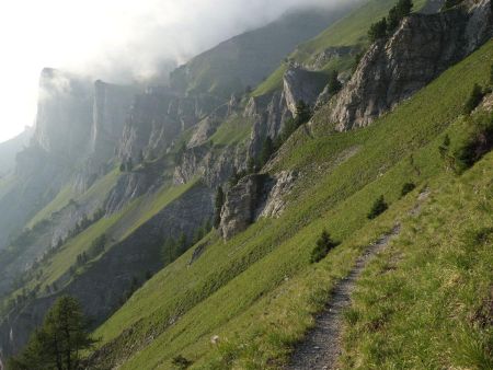 Au début du grand balcon en direction de Riondaz.