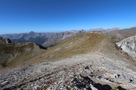 Retour au Passo Est del Chersogno, avec le Passo delle Brune sur la gauche.