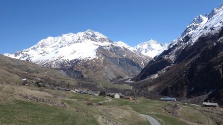 Dans le rétro le Hameau des Cours, en toile de fond le Massif de Combeynot et la Montagne des Agneaux