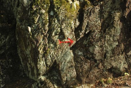 Suivez la flèche rouge ! C’est la seule trace indiquant le début de la via, ne pas la rater !