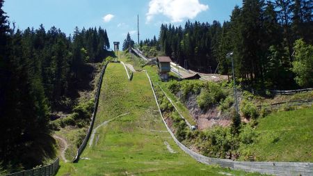 Départ du sentier sur la gauche de l’aire d’atterrissage.