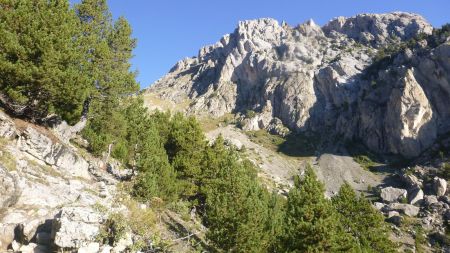 Montée au-dessus des Escoyères, face à la crête de Croseras