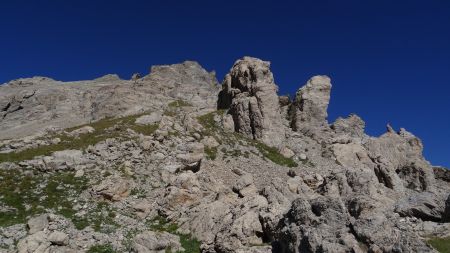 Montée en direction de la barre rocheuse.