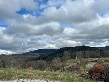 Top départ ! La route des Combes avec, en arrière-plan sur la droite, la Montagne ronde et, plus au fond sur sa gauche, le Bulay et son antenne.