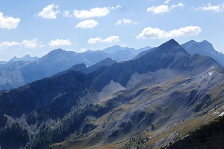 L’Aiguillette, derrière Roche Close, l’Estrop au fond.