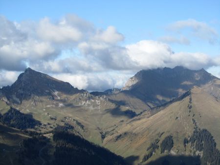 En automne, la Pointe de Chalune à gauche puis le Roc d’Enfer et devant la Pointe d’Uble.