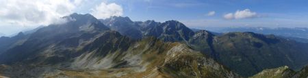 Panorama vers Grand Miceau, Pic du Frène, Grand Charnier ; et le Vercors sur l’horizon.