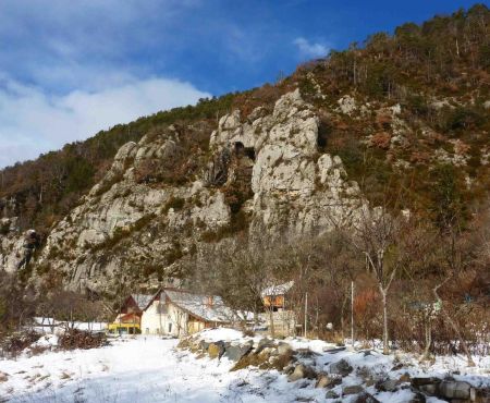 L’arche, au-dessus du hameau de Baumugne