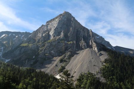 Les contreforts nord du Roc de Garnesier, à la montée.