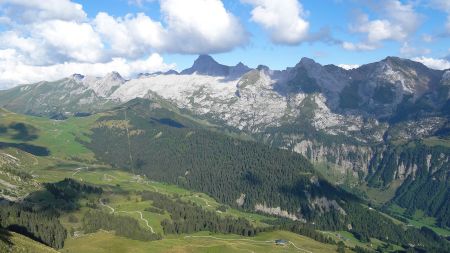 Vue vers le col des Annes, le nord des Aravis et la pointe Percée.