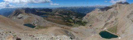 De l’autre côté, le lac des Garets, celui d’Allos qui se dévoile et le lac de la Petite Cayolle dominé par le Pelat