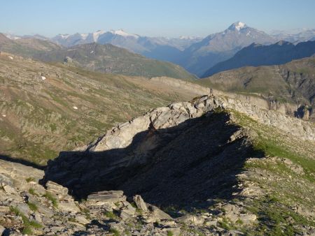 On plonge dans la combe à gauche, quittant le soleil pour l’ombre.