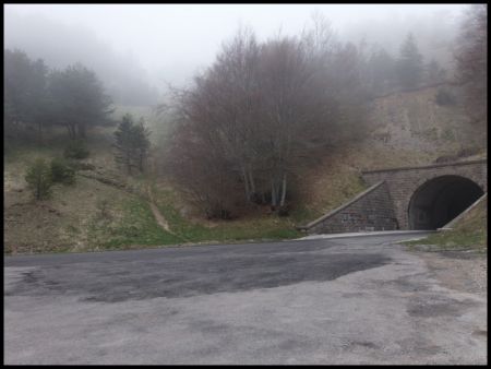 Départ en face à proximité du tunnel.