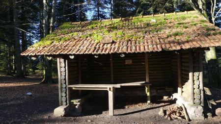 L ’ abri au col entre les deux Donons