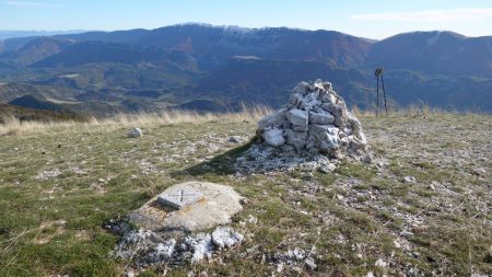 Arrivée au sommet ouest de la montagne de Mare, vue au sud