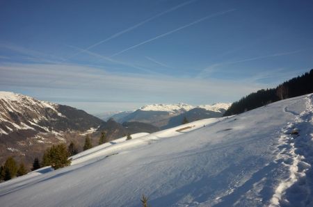 au loin la chaine du Beaufortain