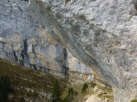 Sous la falaise