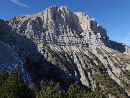 Le Grand Veymont domine de ses abominables falaises.