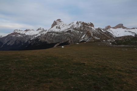 Au col de Lachaup avec la grande barrière du Dévoluy.