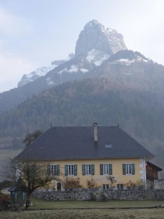 Mairie de Jarsy et au fond la dent de Pleuven