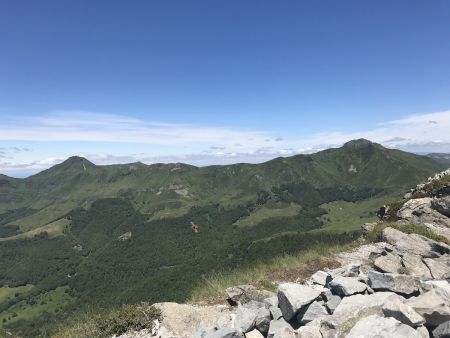 Du Puy Mary à gauche au Puy de Peyre Arse à droite