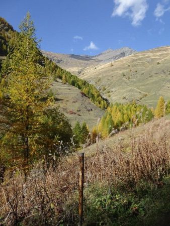 Au fond, le Col de la Mayt