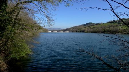 En rive gauche (et dans le rétro) du lac de Soulages.