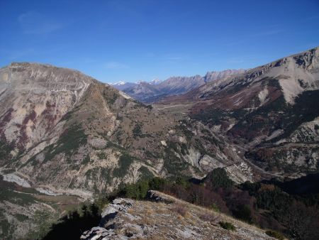 Le Chauvet et le Col du Festre, et en arrière-plan la Montagne de Faraut.