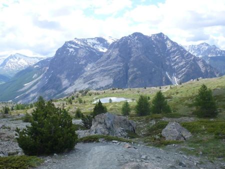 Le Lac des Sarailles et en toile de fond la cime de la Charvie, la Turge de Peyron et le Lasseron.