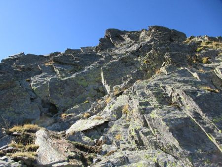 Les dalles au pied du cône terminal de l’Angonella