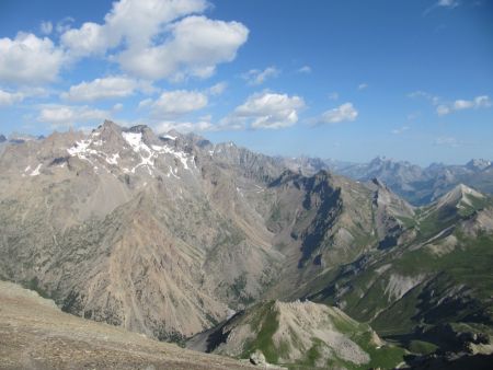 Le vallon de Chambran, la crête et le Rocher de l’Yret, le Ravin de la Montagnolle, la Cucumelle vus depuis la Condamine