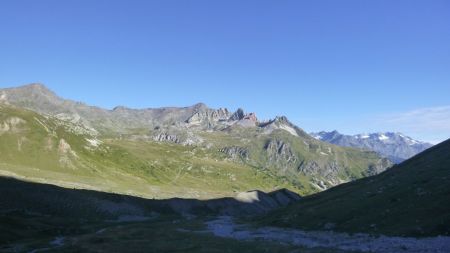 A gauche, la pointe des Roches (3014m)