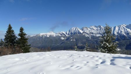 À gauche les pistes du Collet d’Allevard qui commencent à bien blanchir.