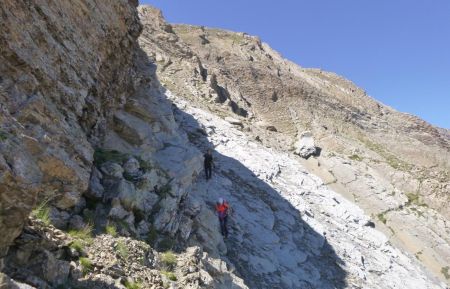 A la descente, on a décidé de longer la paroi, et de nous éviter la traversée des dalles (effectuée à la montée)