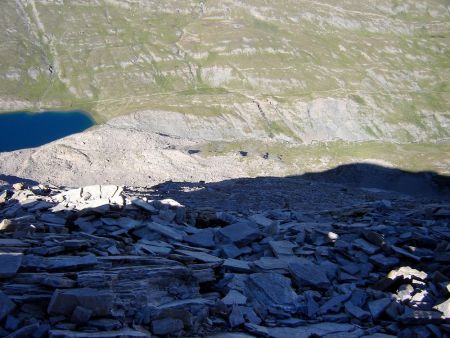 Vue plongeante sur l’itinéraire. En bas, le lac Foréant.