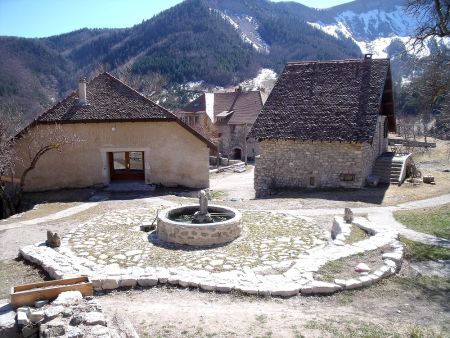 Jolie fontaine, jolie place empierrée du hameau.